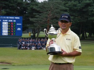 ２年ぶり３度目の日本シニアオープントロフィーを抱える中嶋常幸（狭山GC） 