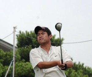 太いつり上がった眉に鋭い目線。豪快なゴルフが魅力、２２歳・池田勇太