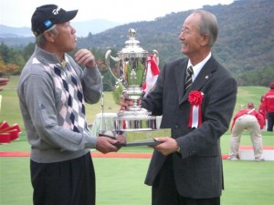 鬼ノ城シニアオープンをプレーオフで制し、松井功ＰＧＡ会長（右）から優勝カップを受け取る青木功（左）＝鬼ノ城ＧＣ 