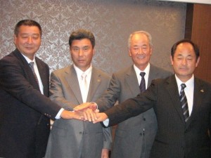 ３年に１度の役員改選で２期目のＰＧＡ会長に再任された松井功会長（左から３人目）と 