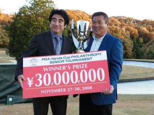 賞金総額１億２０００万円、優勝３０００万円のビッグプライズのスポンサーになった半田晴久大会名誉会長（左）から、３０００万円の優勝プライズを受ける三好隆（右）<br>＝埼玉・おおむらさきGC