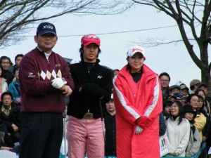 大先輩の中嶋常幸（左）と女子プロの賞金女王・古閑美保（右）に挟まれて３ショットに収まる石川遼（中央）＝昨年１２月日立３ツアーズ選手権」（千葉・キングフィールズＧＣで）