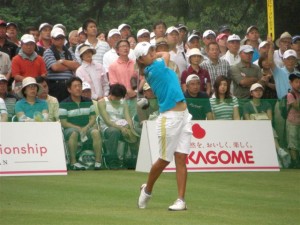 鍛えられた体から華麗なスイングを見せる女子大生プロ・原江里菜。今年は１０ヤード飛距離が伸びた！