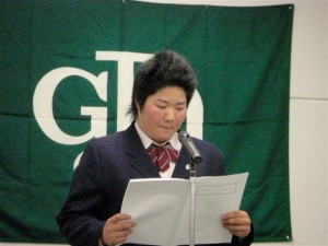 高校の部・最優秀賞受賞、自分の作文を朗読する酒井美紀（ＪＧＡで）