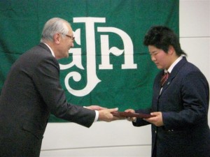 ＪＧＡ安西孝之会長（左）から最優秀賞の盾を受ける酒井美紀（右）＝ＪＧＡで