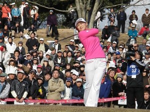 米メジャーから帰国第１戦で国内初勝利した横峯さくら。久々、シーズン４試合目の早咲きＶで賞金女王への期待が高まる。