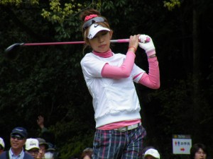 派手なファションでプロとなった期待のキンクミこと金田久美子はまさかの開幕３試合予選落ち・・（ヤマハレディス＝葛城ＧＣ）