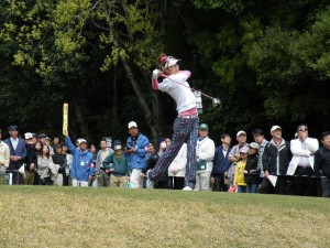 長身の体をひねるようにしてフルショットする金田久美子。予選落ちとは思えないギャラリーがついた（ヤマハ２日目＝葛城１８番テイーショット）