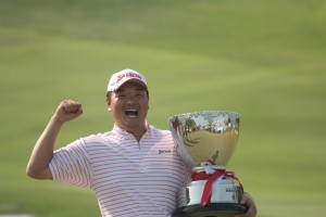 開幕戦の東建ホームメイト杯を制してうれしいツアー２勝目。優勝カップを掲げる小田孔明（東建多度ＣＣ）＝提供ＪＧＴＯ