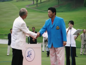 シニアツアー　ファンケルクラシック優勝で松井功ＰＧＡ会長（左）から握手を受ける室田淳（右）＝０７年裾野ＣＣ。