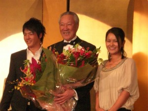 青木功プロ（中央）の紫綬褒章受章を祝う会で石川遼（左）とともに花束を贈呈した宮里藍（右）＝０８年１２月、東京・帝国ホテル