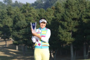 優勝カップを掲げる喜びの宋ボべ。３週連続韓国時優勝！韓流ブームの続く日本女子ツアー（三重・近鉄賢島ＣＣ）