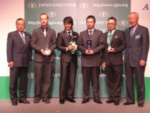 ２００９年度国内ツアーの賞金王となって各部門１位者とともに表彰された石川遼（左から３人目）。左端は小泉直ＪＧＴＯ会長。右端は青木功。