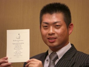 石川遼、片山晋呉に続きマスターズ委員会からの″マスターズへの招待状〝が届き、その手紙を披露する池田勇太（東京・赤坂のホテル）