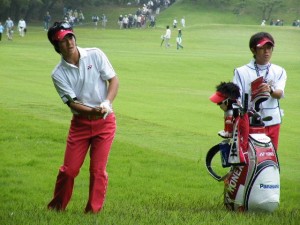 プロにとってもウェッジでのアプローチは勝負を左右する。（石川遼のアプローチショット）