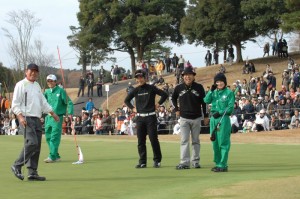 ０９年１２月の３ツアーズで片山晋呉（右から２人目）とキャディーの北田瑠衣（右端）。 左は藤田寛之と尾崎健夫（千葉・キングフィールズＧＣ）