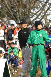 片山晋呉（左）のキャディーを務めた北田瑠衣（右）＝０９年１２月、３ツアーズの千葉・キングフィールズＧＣ