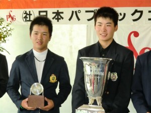 今年の全日本パブリックアマ選手権を制して"パブリック王者"に輝いた１６歳・川村昌弘（右）と２位の伊藤誠道（左）＝名古屋近郊・森林公園＝