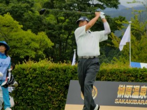 シニアツアー６勝目を挙げた室田淳のドライバーショット（三重・榊原温泉ＧＣ）