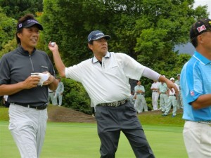 奥田靖己（左）、植田浩史（右）らとの競り合いに勝ってウイニングボールをギャラリーに投げる室田淳（三重・榊原ＧＣで）