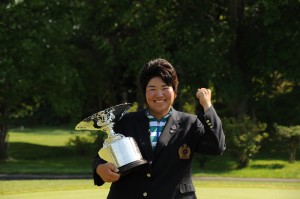 ６年目の挑戦で悲願の日本女子アマチャンピオンになり優勝カップを抱く酒井美紀。（ツキサップＧＣ）＝写真提供：日本ゴルフ協会＝