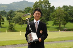 平成２２年度のアマチュアゴルフ"日本一"になり、感激の優勝トロフィーを抱く２１歳・阿部裕樹（日大主将）＝愛媛・愛媛ＧＣ（写真提供：日本ゴルフ協会）