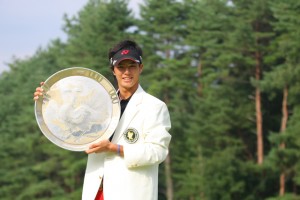 夢だった先輩・薗田俊輔とのプレーオフを勝ちとった石川遼は賞金ランキング、１位に浮上した。（山梨・富士桜CC）＝写真提供：日本ゴルフツアー機構