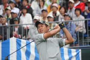 今年は体の故障もなく勝負強いショットを随所にみせた池田勇太のショット（ＡＮＡオープン＝輪厚）＝写真提供：日本ゴルフツアー機構