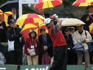 最終日も雨中戦となった今年の日本シニアＯＰ。雨にも、厳しいコース設定にも負けなかった倉本昌弘のショット（兵庫・鳴尾ＧＣ）