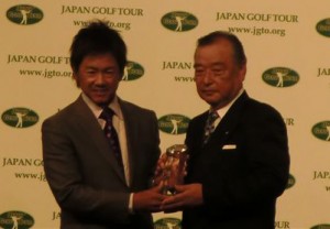 小泉直日本ゴルフツアー機構会長（右）から最優秀選手賞を受ける藤田寛之（左）＝東京・ホテルオークラ