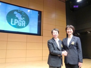 １４年の長期政権・樋口久子（左）から４７歳の小林浩美（右）へ。平穏に終わった女子プロゴルフ協会会長選。（東京・品川＝グランドホール）