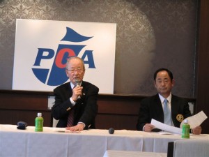 ２０１１年のシニア日程を発表するＰＧＡ松井功会長（左）と前田新作副会長（右）＝１７日、東京・浜松町。