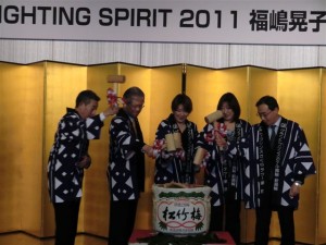 「２０１１福嶋晃子激励会」で所属のＮＥＣ関係者らと鏡開きする福嶋晃子（中央右）＝いずれも東京・港区のグランドプリンスホテル新高輪で。