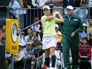 今季から専属キャディーと２人だけで世界を回るという宮里美香（左）＝２０１０年日本女子オープンから