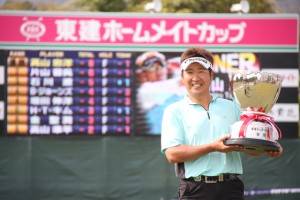 ４勝中開幕戦３勝の"開幕戦男"。うれしい優勝カップを抱える高山忠洋。（三重・東建多度ＣＣ名古屋）＝写真提供：ＪＧＴＯ