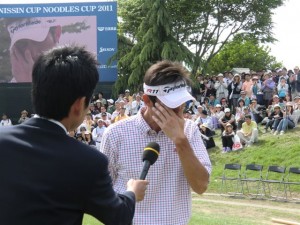 １６年目につかんだ初優勝。河井博大はこれまでの苦しかった道のりにＴＶインタビューで涙が止まらなかった。（兵庫・小野東洋ＧＣ）