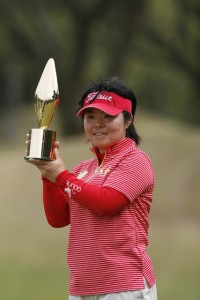 世界ランク２位の申ジエとの接戦を"赤シャツ"で勝ち取り、優勝トロフィーを抱える不動裕理（千葉・鶴舞ＣＣ）