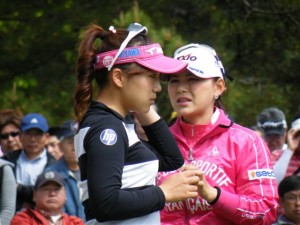 ティーグラウンドでスタートの準備をする有村智恵（左）。右は横峯さくら。