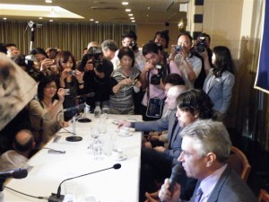 会見終了後、石川遼（右サイド中央）をカメラに収めようと集まる出席者（東京・有楽町、日本外国特派員協会メインダイニングルーム）