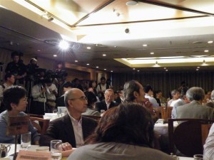 昼食会の会場になったメイン　ダイニングルームには２００人超の内外メディア＆カメラが集まる"人気"だった（東京・有楽町、日本外国特派員協会）