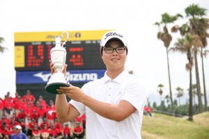 最終組から１組前で回った"無名"の１９歳・黄重坤（ハン・ジュンゴン＝韓国）が６６で回り、逆転で日本デビュー８試合目の初優勝（ＪＦＥ瀬戸内海ＧＣ）＝提供：日本ゴルフツアー機構。