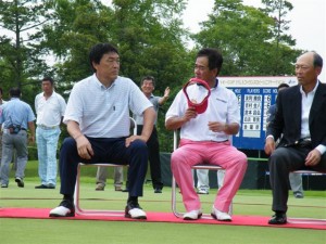 表彰式で並んだ羽川豊（左）とプレーオフで敗れた佐藤剛平（中央）。右はホストプロ・白浜育男＝埼玉・森林公園ＧＣ