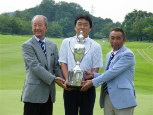 シニア４年目、待望のシニア初優勝でトロフィーを抱く羽川豊（中央）と松井功ＰＧＡ会長（左）杉山美樹大会名誉会長（右＝トータルエネルギーグループ会長）＝埼玉・森林公園ＧＣ