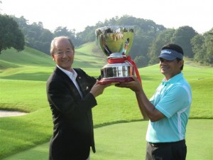 日本シニアツアー２年目、８試合で初優勝、優勝カップを掲げるミノザ（右）と松井功PGA会長（右）＝コマツOP、小松CC