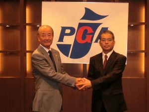 ＰＧＡ、２期６年間の任期満了で退任する松井功会長（左）と、握手を交わす次期会長・森静雄氏（右）＝都内で。