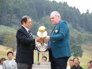 古森重孝大会会長（富士フィルム社長・ＣＥＯ＝左）から優勝カップを受けるＤ・Ｊ・ラッセル（右）＝富士フィルムシニア選手権