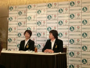 ２０１２年度の女子ツアー日程を発表する小林浩美会長（左）と小林洋子副会長（右）＝ザ・キャピトルホテル東急