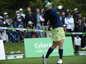 今年プロ３年目を迎える綾田紘子も２００５年の全日本パブリック女子の優勝者。法政大時代、強かったがプロ入りして昨年はやや不振で今季の巻き返しを狙う。