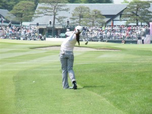 茨城ＧＣ西コース１８番グリーンへショットする若林舞衣子（ワールドレディス・サロンパス最終日）