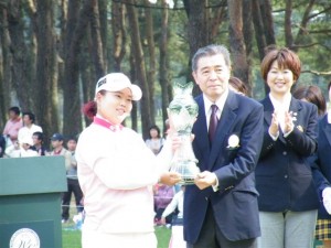 涙の今季初優勝して優勝カップを受けるアン・ソンジュ（韓国）